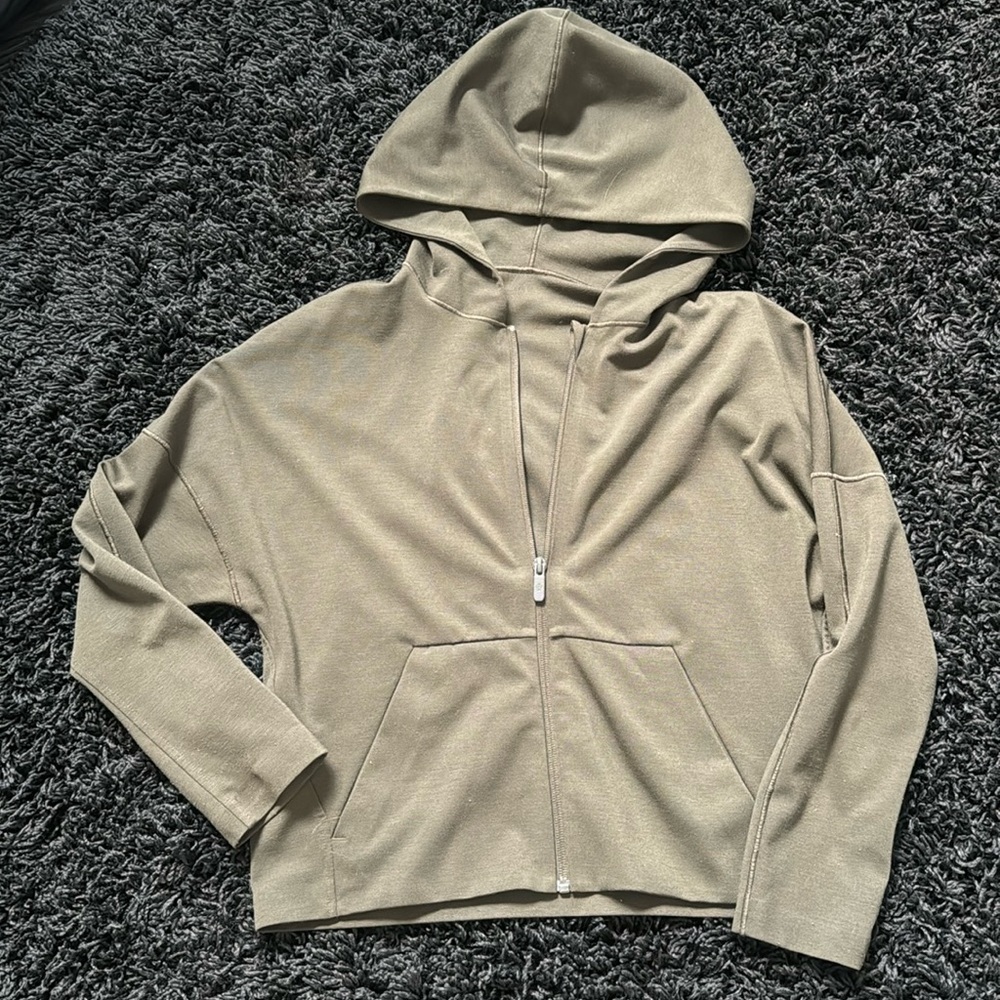 🍍LULULEMON FULL ZIP 🍍SZ 4🍍PIT TO PIT 20”🍍LENGTH 19”🍍AK